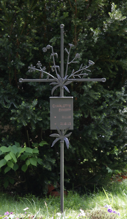 grabkreuz geschmiedet wiesenblumen